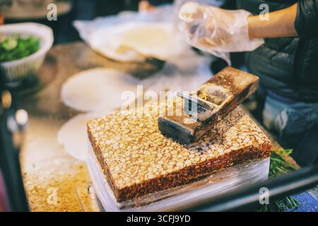 Peanut gelato rotolo nel mercato notturno della città di Taipei di Taiwan Foto Stock
