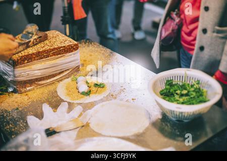 Peanut gelato rotolo nel mercato notturno della città di Taipei di Taiwan Foto Stock