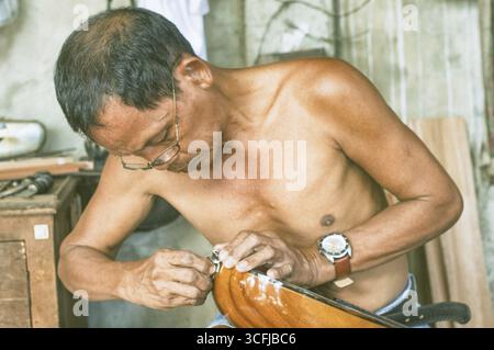 Alegre Guitar Factory, fabbrica di chitarre fatte a mano a lapu lapu, città delle Filippine Foto Stock