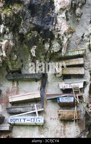 Uno sguardo da vicino alle bare appese a Sagada, nelle Filippine. Un modo unico di rituali in Asia Foto Stock