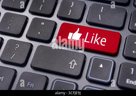 Un messaggio simile sulla tastiera di invio per i concetti dei social media Foto Stock