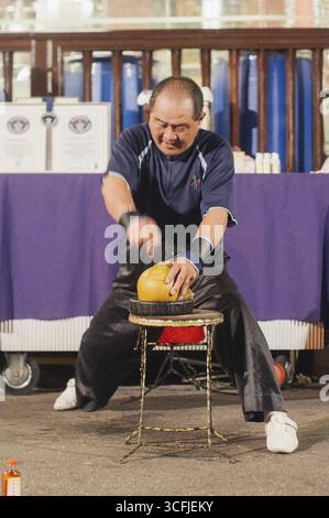 Artista di strada nel mercato notturno di Malacca, una popolare meta turistica Foto Stock