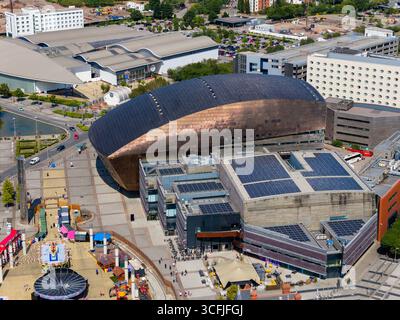 Soleggiata giornata estiva sull'iconico edificio del Wales Millennium Centre nella baia di Cardiff. Foto Stock