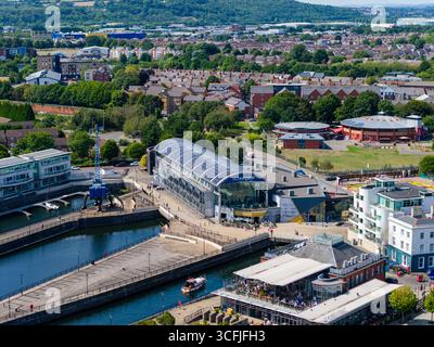 Vista aerea del centro scientifico Techniquest e del lungomare della baia di Cardiff, Galles. Foto Stock
