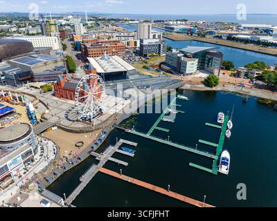 Vista aerea del vivace lungomare della baia di Cardiff in estate, Galles, Regno Unito Foto Stock