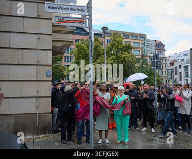 Bezirksbuergermeisterin Stefanie Remlinger, Buendnis 90/Die Gruenen, enthuellt das neue Strassenschild waehrend des Strassenfests am Hausvogteiplatz in Berlin zur offiziellen Umbenennung der Mohrenstrasse in Berlin-Mitte in Anton-Wilhelm-amo-Strasse foto vom 23.08.2025. Bis zum Schluss wurde mit juristischen Mitteln um die Umbenennung gestritten. Seit dem spaeten Freitagabend 22.08.2025 ist klar: Berlin Hat kuenftig eine Anton-Wilhelm-amo-Strasse, benannt nach dem ersten bekannten Philosophen afrikanischer Herkunft in Deutschland. Der neue Strassenname wurde bei dem Strassenfest wiederholt mit Foto Stock