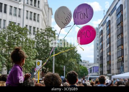 Strassenfest am Hausvogteiplatz in Berlin zur offiziellen Umbenennung der Mohrenstrasse in Berlin-Mitte in Anton-Wilhelm-amo-Strasse foto vom 23.08.2025. Bis zum Schluss wurde mit juristischen Mitteln um die Umbenennung gestritten. Seit dem spaeten Freitagabend 22.08.2025 ist klar: Berlin Hat kuenftig eine Anton-Wilhelm-amo-Strasse, benannt nach dem ersten bekannten Philosophen afrikanischer Herkunft in Deutschland. Der neue Strassenname wurde bei dem Strassenfest wiederholt mit grossem Applaus Bedacht. Redner verschiedener Initiativen betonten, Dass die Umbenennung keine Formalitaet darstelle Foto Stock