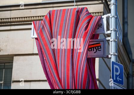 DAS neue Strassenschild vor seiner Enthuellung waehrend des Strassenfests am Hausvogteiplatz a Berlin zur offiziellen Umbenennung der Mohrenstrasse a Berlin-Mitte in Anton-Wilhelm-amo-Strasse foto vom 23.08.2025. Bis zum Schluss wurde mit juristischen Mitteln um die Umbenennung gestritten. Seit dem spaeten Freitagabend 22.08.2025 ist klar: Berlin Hat kuenftig eine Anton-Wilhelm-amo-Strasse, benannt nach dem ersten bekannten Philosophen afrikanischer Herkunft in Deutschland. Der neue Strassenname wurde bei dem Strassenfest wiederholt mit grossem Applaus Bedacht. Redner verschiedener Initiativ Foto Stock