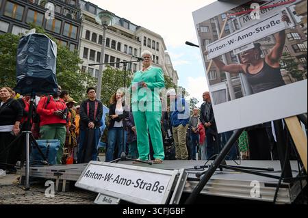 Bezirksbuergermeisterin Stefanie Remlinger, Buendnis 90/Die Gruenen spricht waehrend des Strassenfests am Hausvogteiplatz in Berlin zur offiziellen Umbenennung der Mohrenstrasse in Berlin-Mitte in Anton-Wilhelm-amo-Strasse foto vom 23.08.2025. Bis zum Schluss wurde mit juristischen Mitteln um die Umbenennung gestritten. Seit dem spaeten Freitagabend 22.08.2025 ist klar: Berlin Hat kuenftig eine Anton-Wilhelm-amo-Strasse, benannt nach dem ersten bekannten Philosophen afrikanischer Herkunft in Deutschland. Der neue Strassenname wurde bei dem Strassenfest wiederholt mit grossem Applaus Bedacht. R Foto Stock