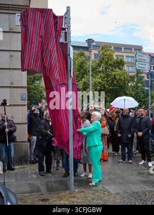 Bezirksbuergermeisterin Stefanie Remlinger, Buendnis 90/Die Gruenen, enthuellt das neue Strassenschild waehrend des Strassenfests am Hausvogteiplatz in Berlin zur offiziellen Umbenennung der Mohrenstrasse in Berlin-Mitte in Anton-Wilhelm-amo-Strasse foto vom 23.08.2025. Bis zum Schluss wurde mit juristischen Mitteln um die Umbenennung gestritten. Seit dem spaeten Freitagabend 22.08.2025 ist klar: Berlin Hat kuenftig eine Anton-Wilhelm-amo-Strasse, benannt nach dem ersten bekannten Philosophen afrikanischer Herkunft in Deutschland. Der neue Strassenname wurde bei dem Strassenfest wiederholt mit Foto Stock