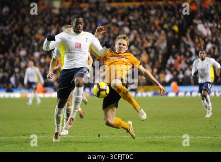 Kevin Doyle dei Wolverhampton Wanderers e Sebastien Bassong del Tottenham Hotspur Foto Stock