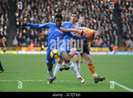John Obi Mikel di Chelsea e David Jones di Wolverhampton Wanderers. Barclays Premier League - Wolverhampton Wanderers contro Chelsea Foto Stock