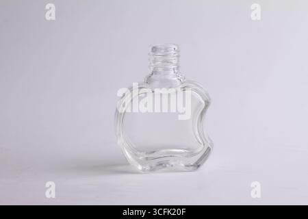 Svuotare il flacone trasparente per profumi isolato su sfondo bianco. Foto Stock