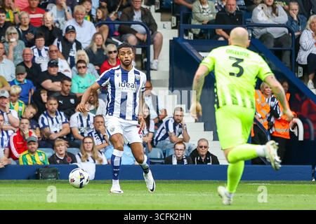Darnell Furlong di West Bromwich Albion sul pallone durante il match per il titolo Sky Bet tra West Bromwich Albion e Portsmouth all'Hawthorns di West Bromwich sabato 23 agosto 2025. (Foto: Stuart Leggett | mi News) crediti: MI News & Sport /Alamy Live News Foto Stock