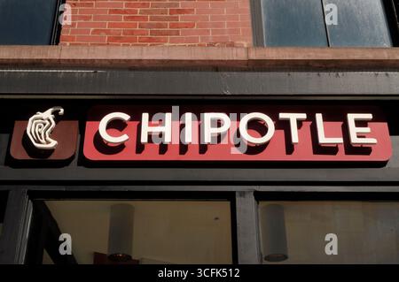 New York, Stati Uniti. 22 agosto 2025. Un ristorante Chipotle si trova a Manhattan, New York City. (Credit Image: © Jimin Kim/SOPA Images via ZUMA Press Wire) SOLO PER USO EDITORIALE! Non per USO commerciale! Foto Stock