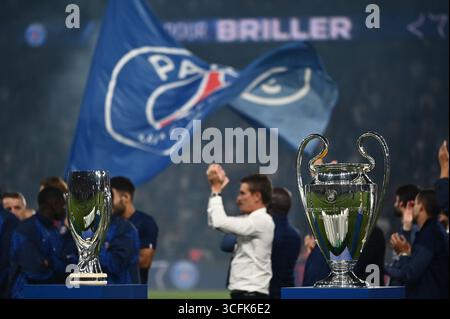 Parigi, Francia. 22 agosto 2025. Tutti i trofei PSG si sono riuniti sul campo alla fine del match Mc Donald's Ligue 1 tra PSG e Angers SCO al Parc des Princes il 22 agosto 2025. - 22/08/2025 - Francia/Ile-de-France (regione)/Parigi - Julien Mattia/le Pictorium credito: LE PICTORIUM/Alamy Live News Foto Stock