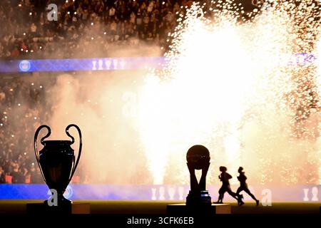 Parigi, Francia. 22 agosto 2025. Tutti i trofei PSG si sono riuniti sul campo alla fine del match Mc Donald's Ligue 1 tra PSG e Angers SCO al Parc des Princes il 22 agosto 2025. - 22/08/2025 - Francia/Ile-de-France (regione)/Parigi - Julien Mattia/le Pictorium credito: LE PICTORIUM/Alamy Live News Foto Stock