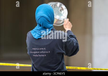 Washington, Stati Uniti. 21 agosto 2025. Cinque (5) manifestanti con cartelli professionali e sbagliati, pentole e padelle hanno fatto rumore di fronte all'edificio che ospita NBC News, Fox News e C-SPAN a Washington che manifestano contro Israele, a Washington, DC, USA, il 21 agosto, 2025. (foto di Robyn Stevens Brody/Sipa USA) credito: SIPA USA/Alamy Live News Foto Stock
