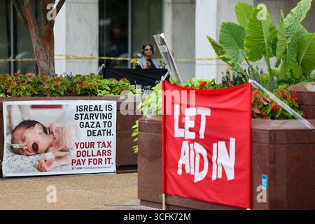 Washington, Stati Uniti. 21 agosto 2025. Cinque (5) manifestanti con cartelli professionali e sbagliati, pentole e padelle hanno fatto rumore di fronte all'edificio che ospita NBC News, Fox News e C-SPAN a Washington che manifestano contro Israele, a Washington, DC, USA, il 21 agosto, 2025. (foto di Robyn Stevens Brody/Sipa USA) credito: SIPA USA/Alamy Live News Foto Stock