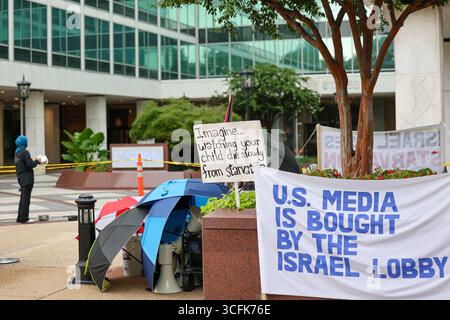 Washington, Stati Uniti. 21 agosto 2025. Cinque (5) manifestanti con cartelli professionali e sbagliati, pentole e padelle hanno fatto rumore di fronte all'edificio che ospita NBC News, Fox News e C-SPAN a Washington che manifestano contro Israele, a Washington, DC, USA, il 21 agosto, 2025. (foto di Robyn Stevens Brody/Sipa USA) credito: SIPA USA/Alamy Live News Foto Stock
