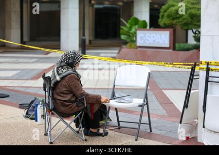 Washington, Stati Uniti. 21 agosto 2025. Cinque (5) manifestanti con cartelli professionali e sbagliati, pentole e padelle hanno fatto rumore di fronte all'edificio che ospita NBC News, Fox News e C-SPAN a Washington che manifestano contro Israele, a Washington, DC, USA, il 21 agosto, 2025. (foto di Robyn Stevens Brody/Sipa USA) credito: SIPA USA/Alamy Live News Foto Stock
