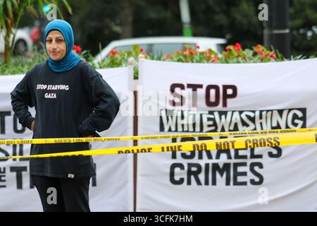 Washington, Stati Uniti. 21 agosto 2025. Cinque (5) manifestanti con cartelli professionali e sbagliati, pentole e padelle hanno fatto rumore di fronte all'edificio che ospita NBC News, Fox News e C-SPAN a Washington che manifestano contro Israele, a Washington, DC, USA, il 21 agosto, 2025. (foto di Robyn Stevens Brody/Sipa USA) credito: SIPA USA/Alamy Live News Foto Stock