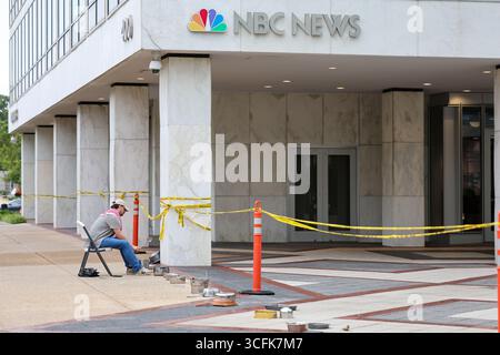 Washington, Stati Uniti. 21 agosto 2025. Cinque (5) manifestanti con cartelli professionali e sbagliati, pentole e padelle hanno fatto rumore di fronte all'edificio che ospita NBC News, Fox News e C-SPAN a Washington che manifestano contro Israele, a Washington, DC, USA, il 21 agosto, 2025. (foto di Robyn Stevens Brody/Sipa USA) credito: SIPA USA/Alamy Live News Foto Stock