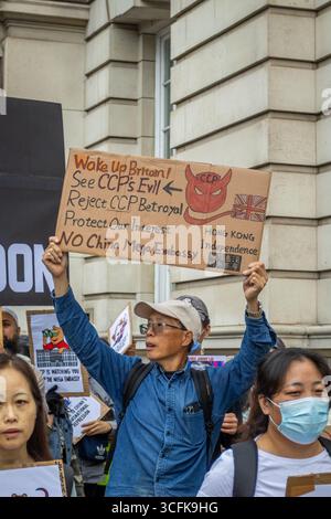 Hong Kongers e membri della diaspora cinese si sono riuniti nel centro di Londra per protestare contro la costruzione pianificata di una mega ambasciata cinese. I manifestanti hanno espresso preoccupazione per l’influenza di Pechino e hanno sollevato questioni relative ai diritti umani, invitando il governo britannico a fermare il progetto. Foto Stock