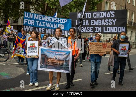 Hong Kongers e membri della diaspora cinese si sono riuniti nel centro di Londra per protestare contro la costruzione pianificata di una mega ambasciata cinese. I manifestanti hanno espresso preoccupazione per l’influenza di Pechino e hanno sollevato questioni relative ai diritti umani, invitando il governo britannico a fermare il progetto. Foto Stock