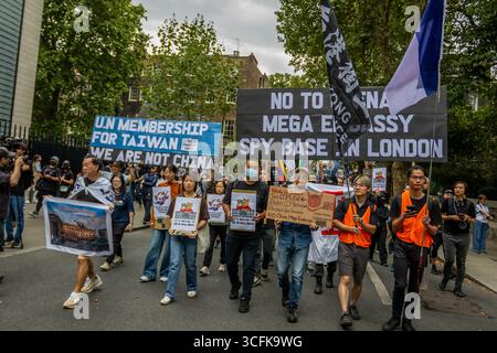 Hong Kongers e membri della diaspora cinese si sono riuniti nel centro di Londra per protestare contro la costruzione pianificata di una mega ambasciata cinese. I manifestanti hanno espresso preoccupazione per l’influenza di Pechino e hanno sollevato questioni relative ai diritti umani, invitando il governo britannico a fermare il progetto. Foto Stock