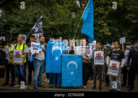 Hong Kongers e membri della diaspora cinese si sono riuniti nel centro di Londra per protestare contro la costruzione pianificata di una mega ambasciata cinese. I manifestanti hanno espresso preoccupazione per l’influenza di Pechino e hanno sollevato questioni relative ai diritti umani, invitando il governo britannico a fermare il progetto. Foto Stock