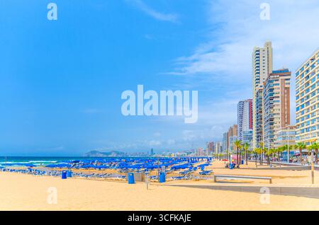 Spiaggia di sabbia di Levante, Playa Platja De Llevant, lungofiume nel centro storico di Benidorm con grattacieli, edifici alberghieri sulla Costa Blanca Foto Stock