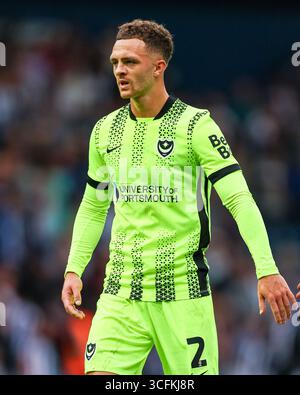 Jordan Williams di Portsmouth negli ultimi minuti di gioco durante il match per il titolo Sky Bet tra West Bromwich Albion e Portsmouth agli Hawthorns di West Bromwich sabato 23 agosto 2025. (Foto: Stuart Leggett | mi News) crediti: MI News & Sport /Alamy Live News Foto Stock