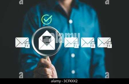 Concetto di sicurezza e-mail. Protezione della sicurezza Email da spam virus e phishing. Frode via e-mail, truffa posta, avviso virus, hacker, controlla e-mail, notifica Foto Stock