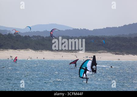 Cabedelo, Viana do Castelo, Portogallo - 21 agosto 2025: Varietà di attività di surf sulla spiaggia dell'Oceano Atlantico, kitesurf, windsurf Foto Stock