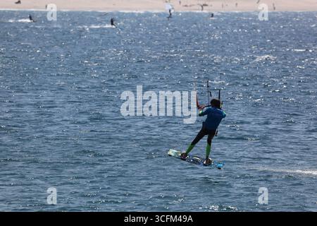 Cabedelo, Viana do Castelo, Portogallo - 21 agosto 2025: Varietà di attività di surf sulla spiaggia dell'Oceano Atlantico, kitesurf, windsurf Foto Stock