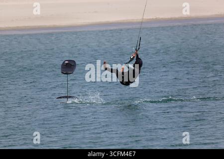 Cabedelo, Viana do Castelo, Portogallo - 21 agosto 2025: Varietà di attività di surf sulla spiaggia dell'Oceano Atlantico, kitesurf, windsurf Foto Stock