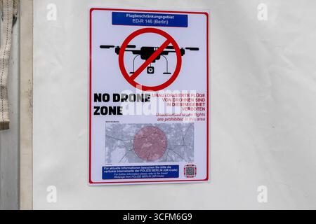 Tag der offenen Tür 2025 im Bundeskanzleramt, Berlin, 23.08.2025 Hinweisschild zur Flugverbotszone für Drohnen vor dem Bundeskanzleramt im Berliner Regierungsviertel. DAS Schild weist den Luftraum ed-R 146 als gesperrtes Gebiet aus und informiert über das Verbot unautorisierter Drohnenflüge mithilfe von Karte und QR-Code der Polizei Berlin. Berlin Tiergarten Berlin Deutschland *** Open Day 2025 presso la Cancelleria federale di Berlino, 23 08 2025 cartello indicante la zona di interdizione dei droni di fronte alla Cancelleria federale nel distretto governativo di Berlins il cartello designa lo spazio aereo ed R 146 come re Foto Stock