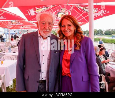 Dieter Hallervorden mit ehefrau Christiane Hallervorden bei Deutschlands Traberderby auf der Rennbahn Berlin-Mariendorf. *** Dieter Hallervorden con moglie Christiane Hallervorden al Germanys Trotting Derby all'ippodromo di Berlino Mariendorf Foto Stock