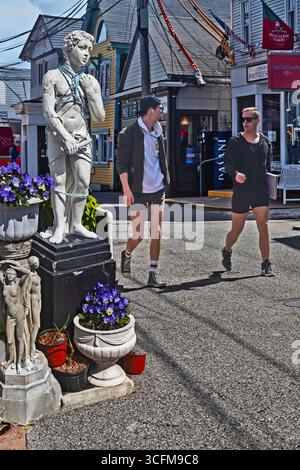 Due giovani simpatici camminano per le strade della città, Provincetown, Massachusetts, Stati Uniti Foto Stock