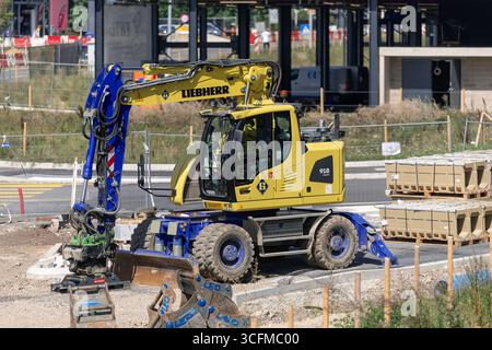 Wickrange, Lussemburgo - Vista su un escavatore gommato giallo Liebherr A 918 Compact per lavori in terra in cantiere. Foto Stock