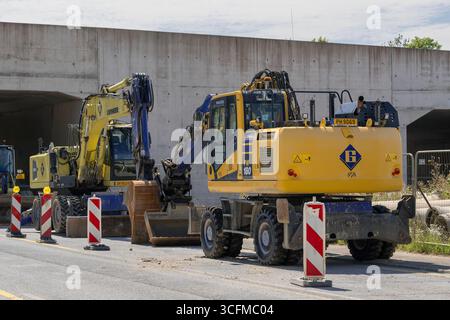 Wickrange, Lussemburgo - Vista su un escavatore gommato giallo Komatsu PW180-11 per lavori in terra in cantiere. Foto Stock