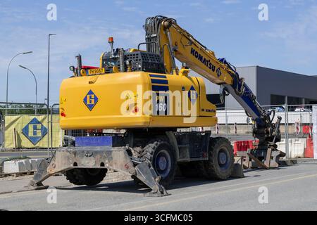 Wickrange, Lussemburgo - Vista su un escavatore gommato giallo Komatsu PW160-11 per lavori in terra in cantiere. Foto Stock