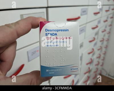 Praga, Repubblica Ceca - 6 maggio 2025: Compresse di desmopressina Stada per la terapia antidiuretica ormonale sostitutiva Foto Stock