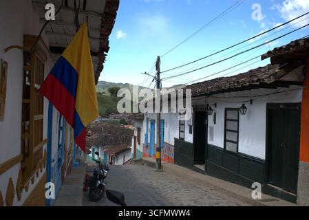 Strade coloniali e case colorate in una tradizionale cittadina colombiana Foto Stock