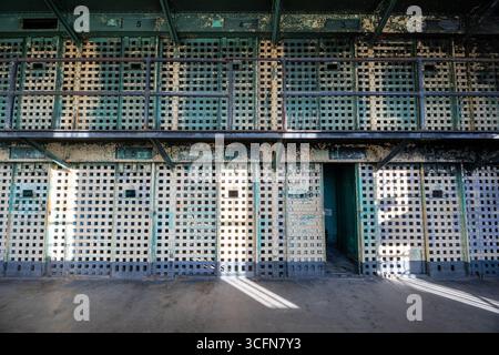 Un blocco di celle carcerarie con sbarre alle finestre Foto Stock