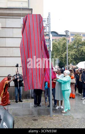Stefanie Remlinger bei der Feier zur Umbenennung der Berliner Mohrenstraße ad Anton-Wilhelm-amo-Straße. Berlino, 23.08.2025 *** Stefanie Remlinger alla cerimonia per rinominare Berlins Mohrenstraße in Anton Wilhelm amo Straße Berlin, 23 08 2025 foto:xAgenturxWehnertx/xGränzdörferx/xFuturexImagex mohrenstrasse 5810 Foto Stock