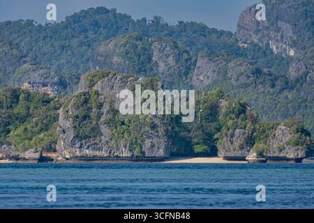 Misool è una delle quattro isole principali delle isole Raja Ampat nel sud-ovest di Papua. Più tardi, quest'isola divenne famosa per la sua bellezza naturale. La zona Foto Stock