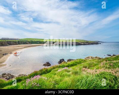 Spiaggia di Porth Trecastell sulla costa occidentale di Anglesey, Galles, Regno Unito Foto Stock