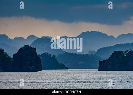 Misool è una delle quattro isole principali delle isole Raja Ampat nel sud-ovest di Papua. Più tardi, quest'isola divenne famosa per la sua bellezza naturale. La zona Foto Stock